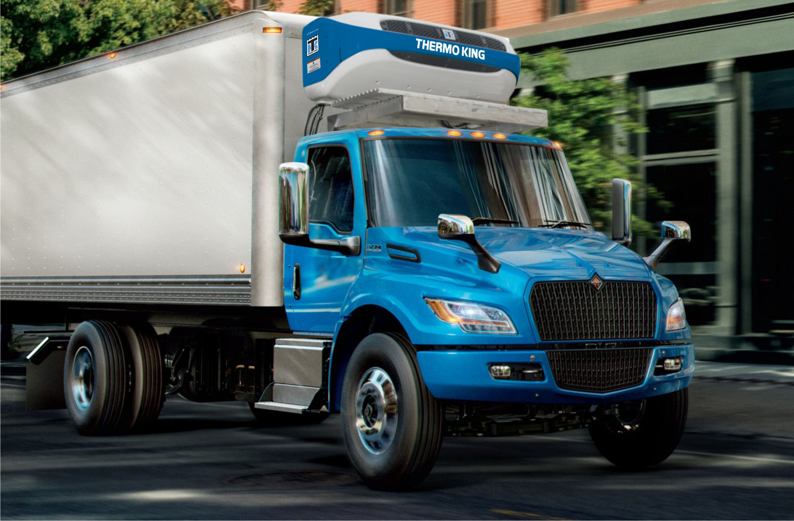 e1000 electric refrigeration unit on blue truck with white trailer, side view